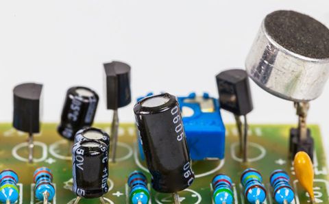 無功補(bǔ)償電容器漏油，可以繼續(xù)使用嗎？